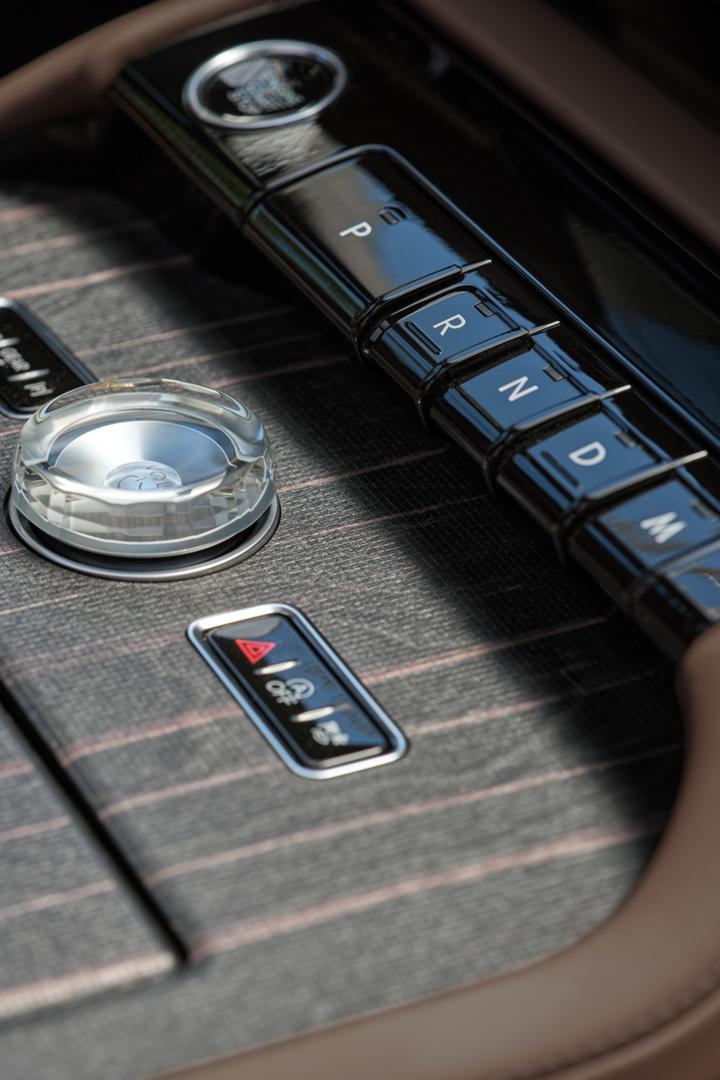 Appliqués de bois véritable de la console centrale du VUS Lincoln Black Label Navigator® 2025