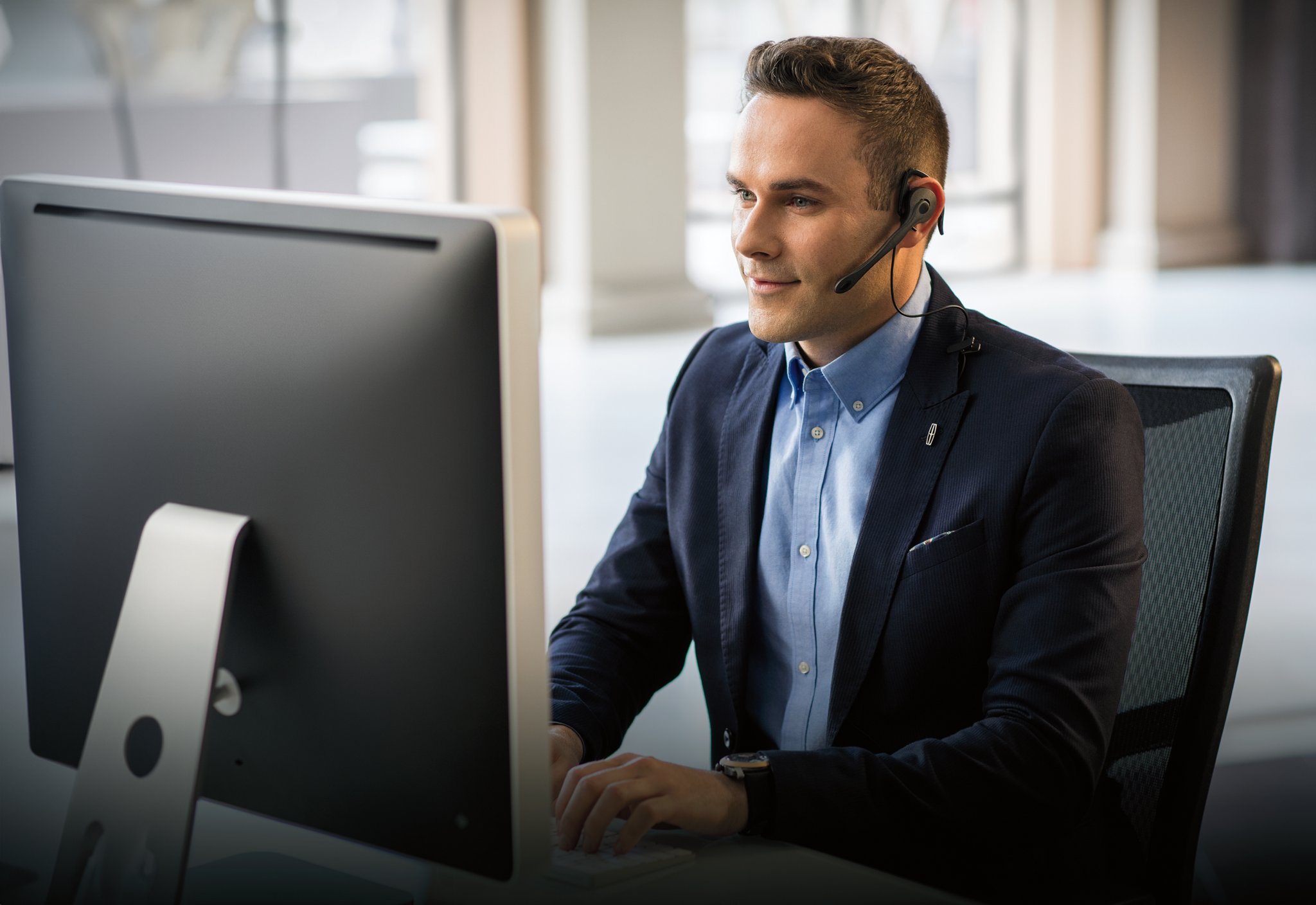 A Lincoln ustomer service representative helping a customer in realtime.