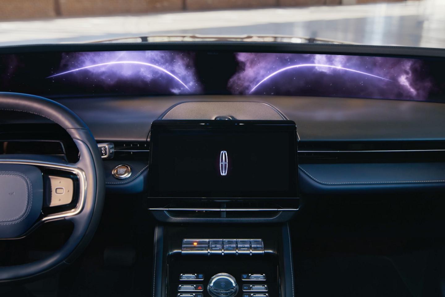 Le tableau de bord d’un Lincoln Nautilus Première 2025 est éclairé par l’éclairage ambiant 