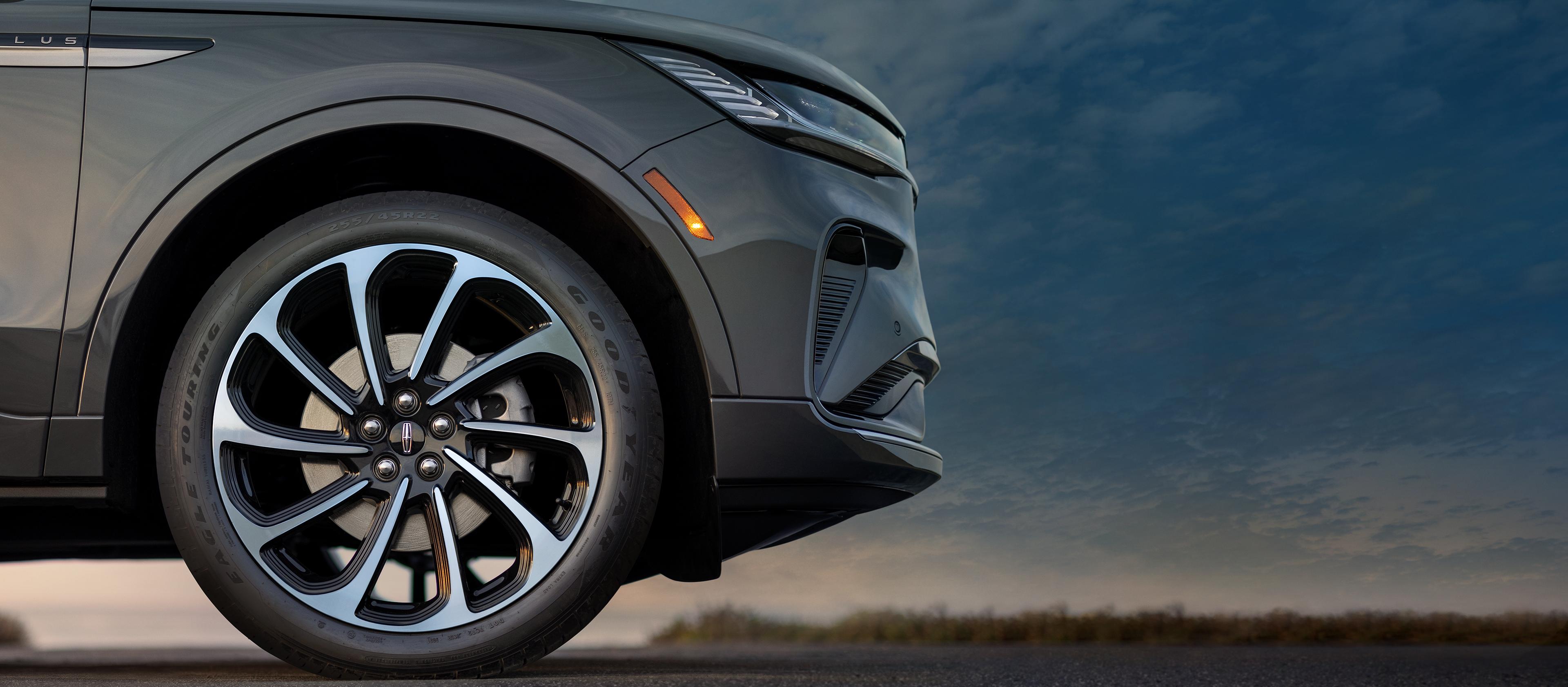 The 22-inch wheels of a Lincoln Black Label™ Nautilus® SUV