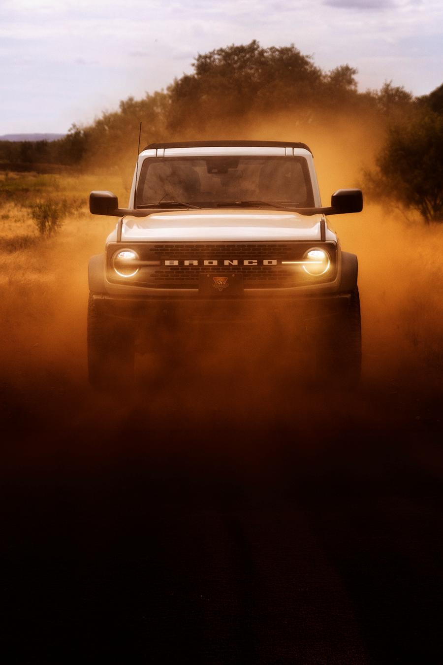 Una Ford Bronco® white 2026 levantando polvo