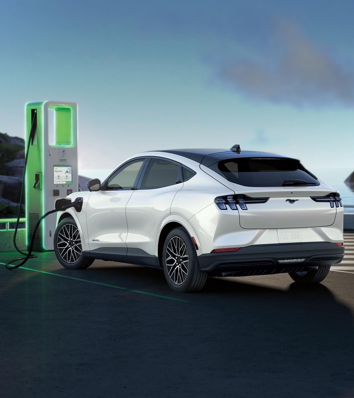Un modelo Mustang Mach-E® Premium 2026 conectado en una estación de carga pública