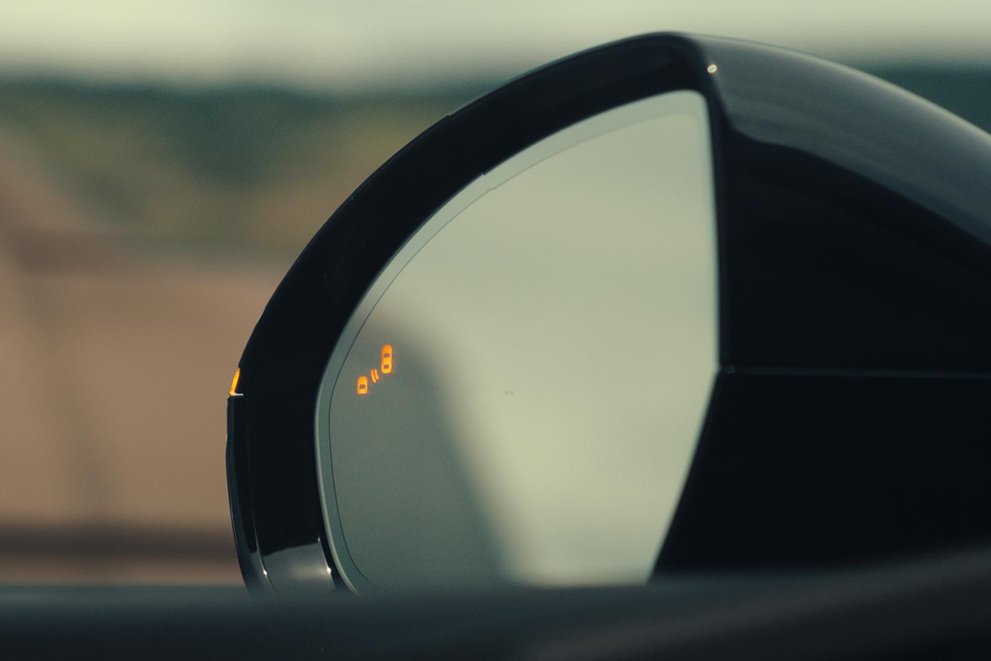 Illustration d’un véhicule Lincoln en marche arrière détectant un autre véhicule passant derrière lui