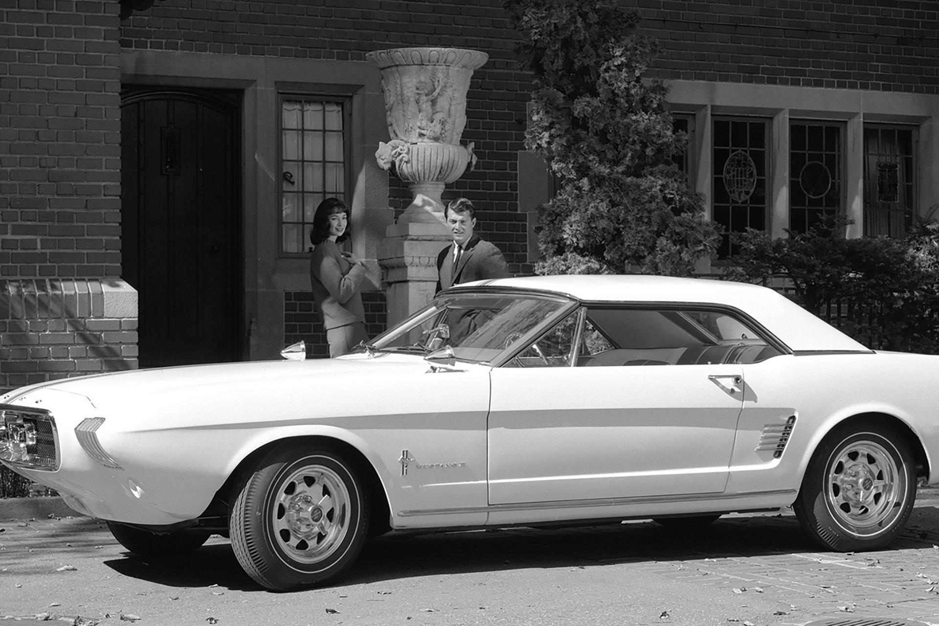 People looking Mustan II