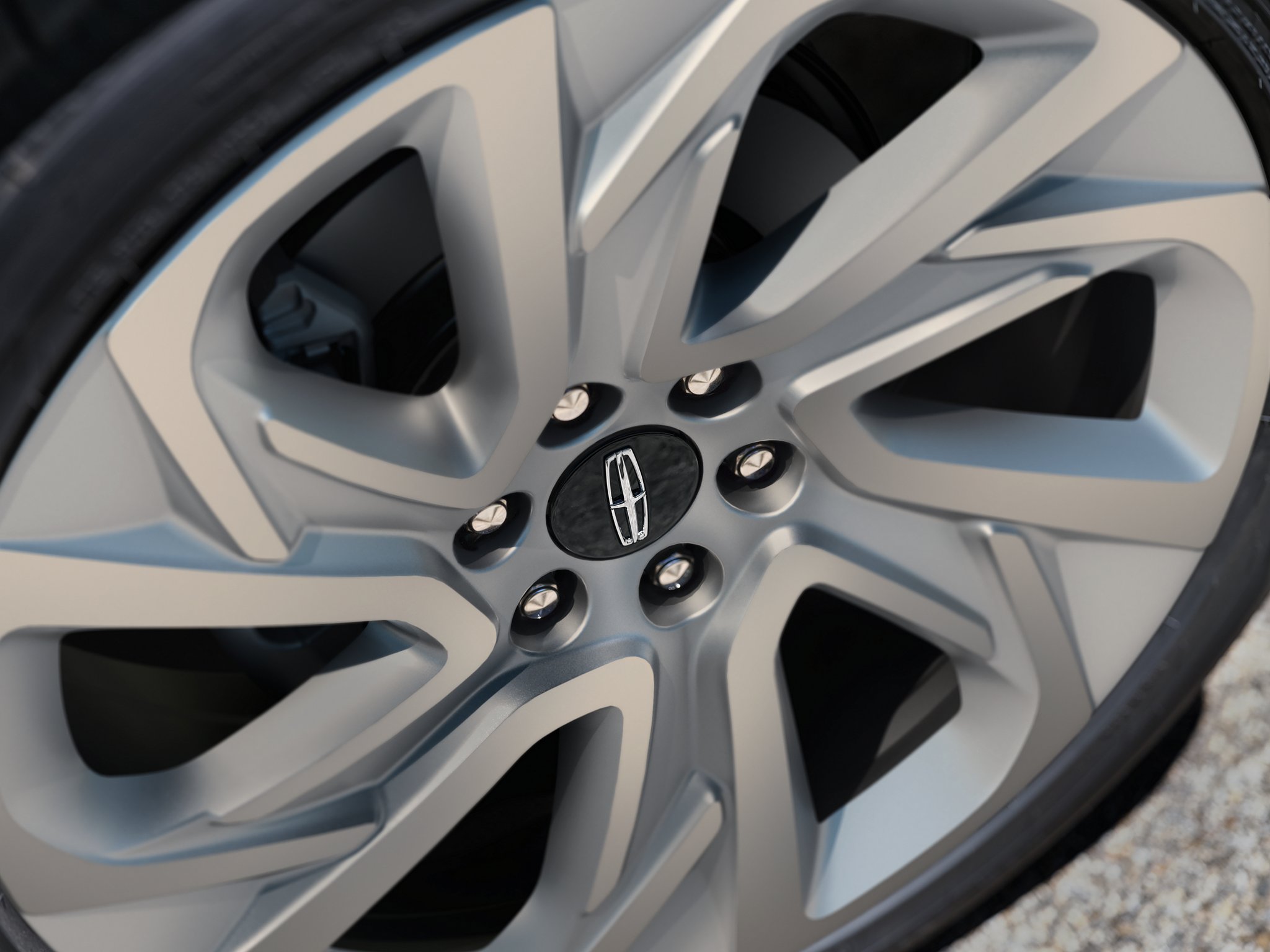 The available 24" Luster Nickel wheel on a 2025 Lincoln Black Label Navigator.