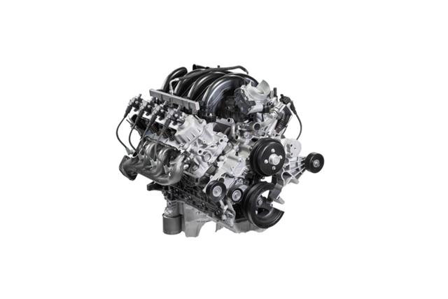 Gros plan sur le moteur V8 de 7,3 L du fourgon tronqué Ford série E 2025