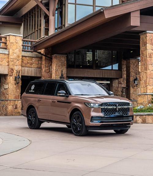 A 2026 Lincoln Navigator® parked in front of Utah’s Stein Eriksen Lodge