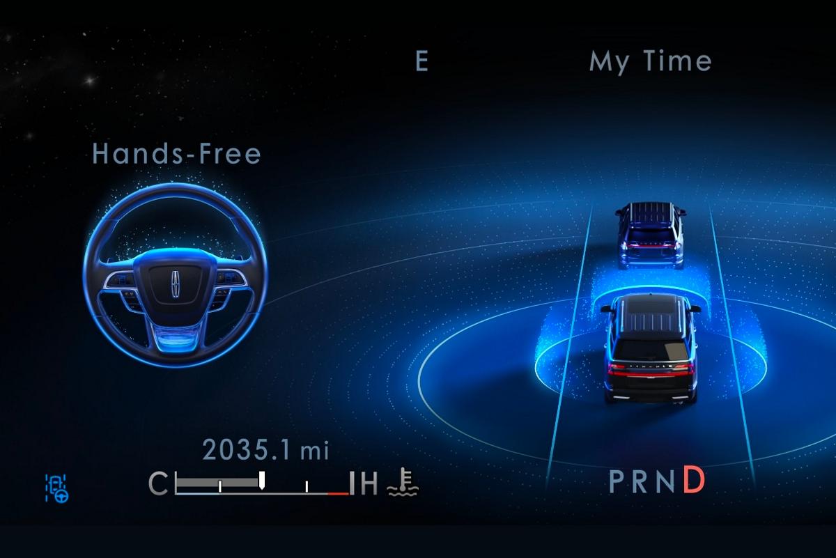The centre-stack display imagery showing Lincoln BlueCruise is enabled.