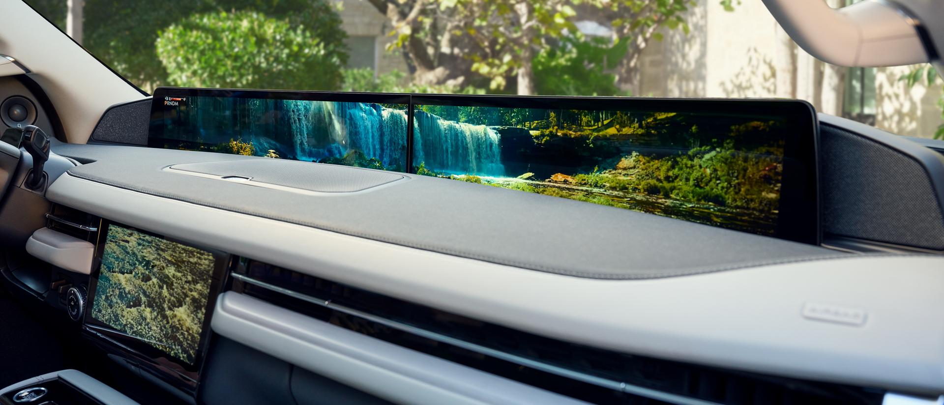 Una toma interior angulada de la Lincoln Navigator 2026 muestra la experiencia Waterfall Rejuvenate reproduciéndose en ambas pantallas