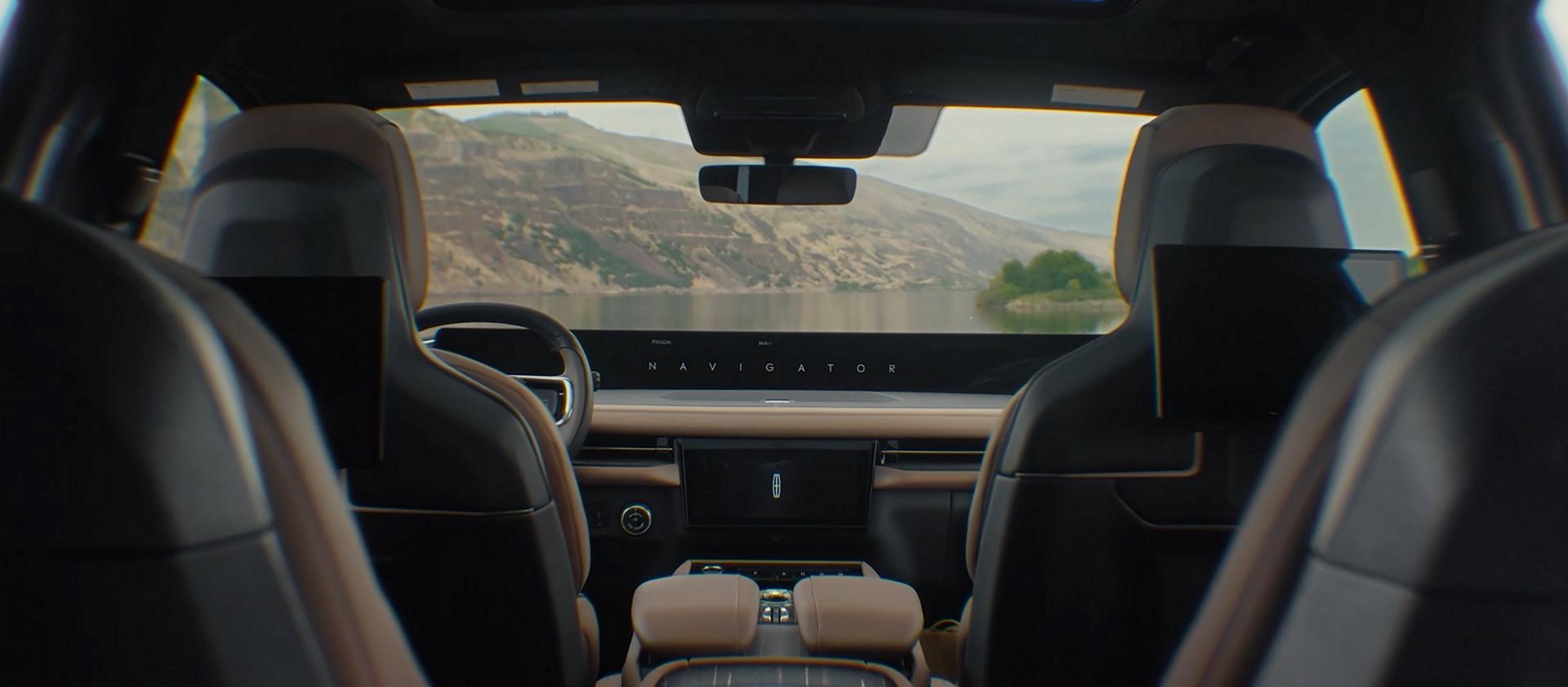 El interior de una SUV Lincoln Black Label Navigator® 2026 con el tema Enlighten