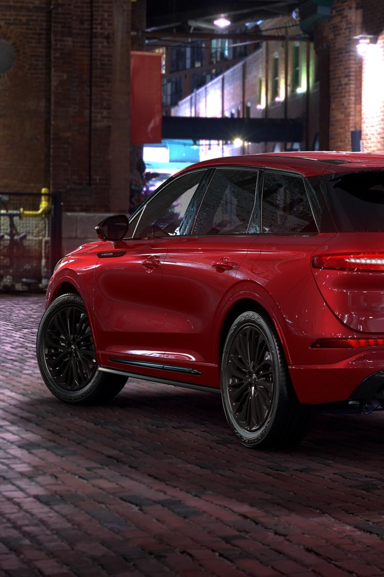 A 2025 Lincoln Corsair® SUV premiere model is shown with the available Jet Appearance Package.