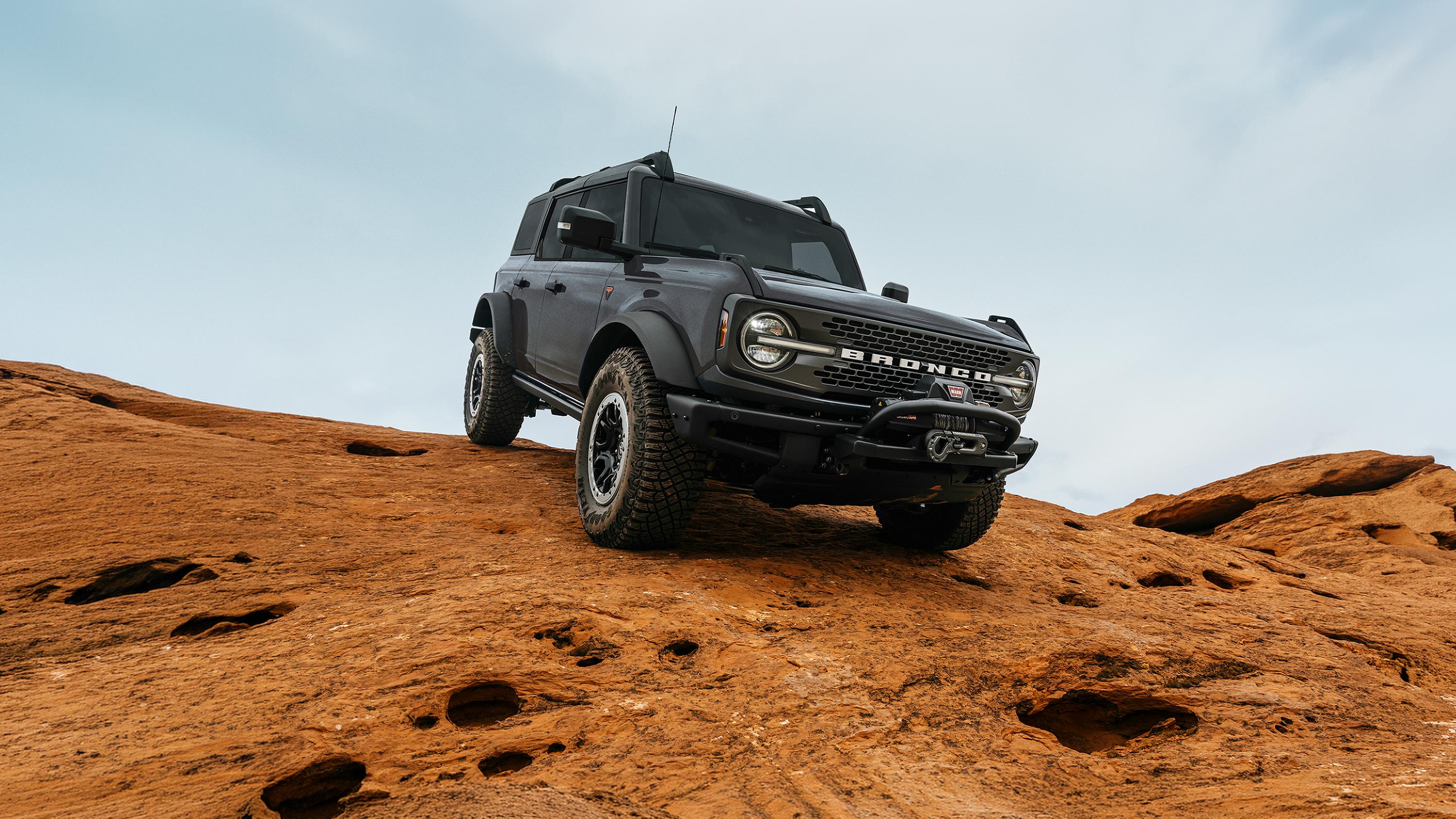 Una Ford Bronco® de una gray 2026 andando cuesta abajo por una colina rocosa