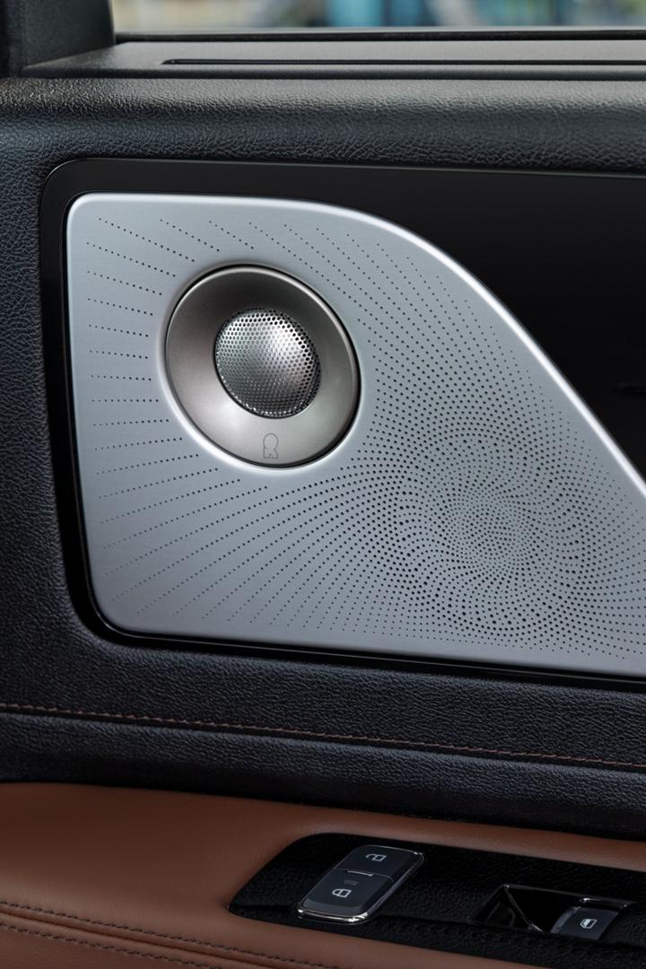 Un haut-parleur Revel est montré sur le panneau de porte intérieur d’un Lincoln Aviator 2025