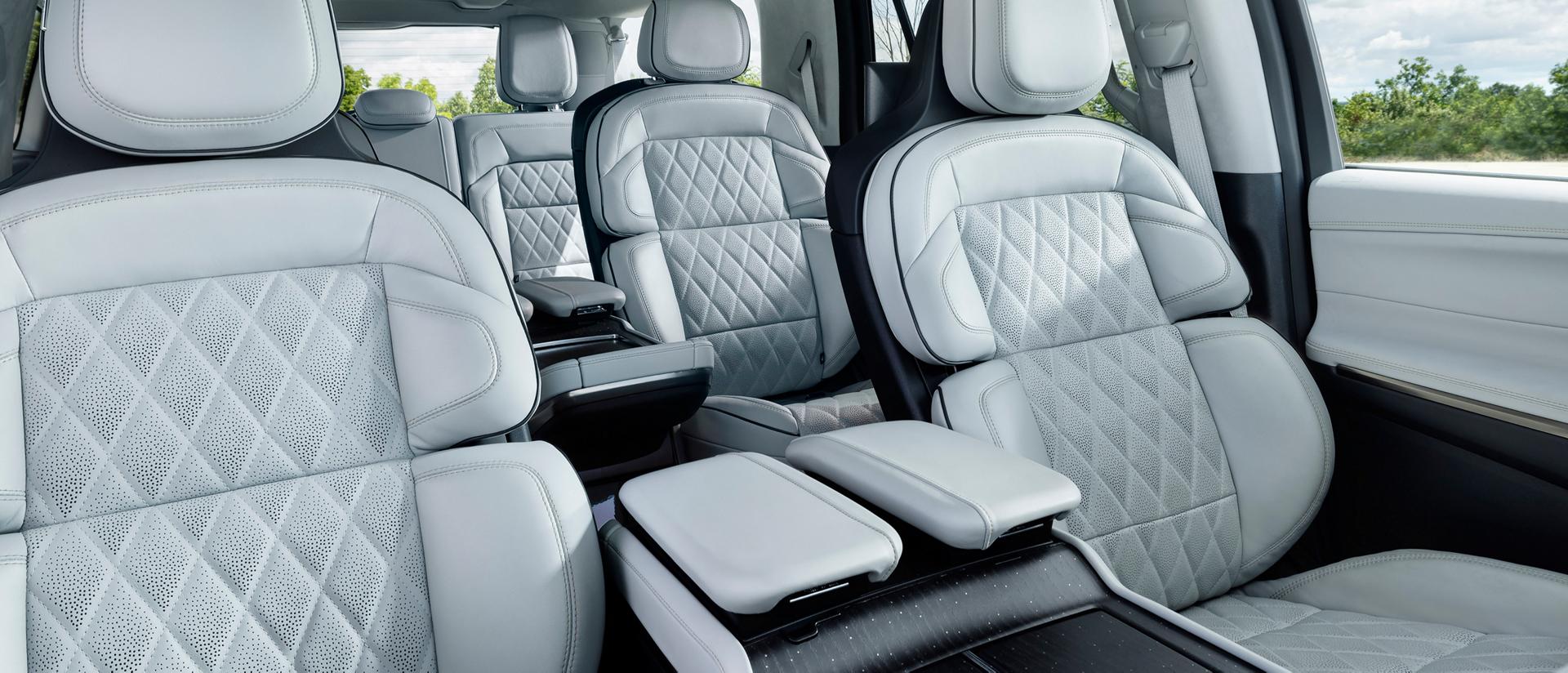 Los asientos delanteros Perfect Position de una SUV Lincoln Black Label Navigator® 2026 con el tema Atmospheric