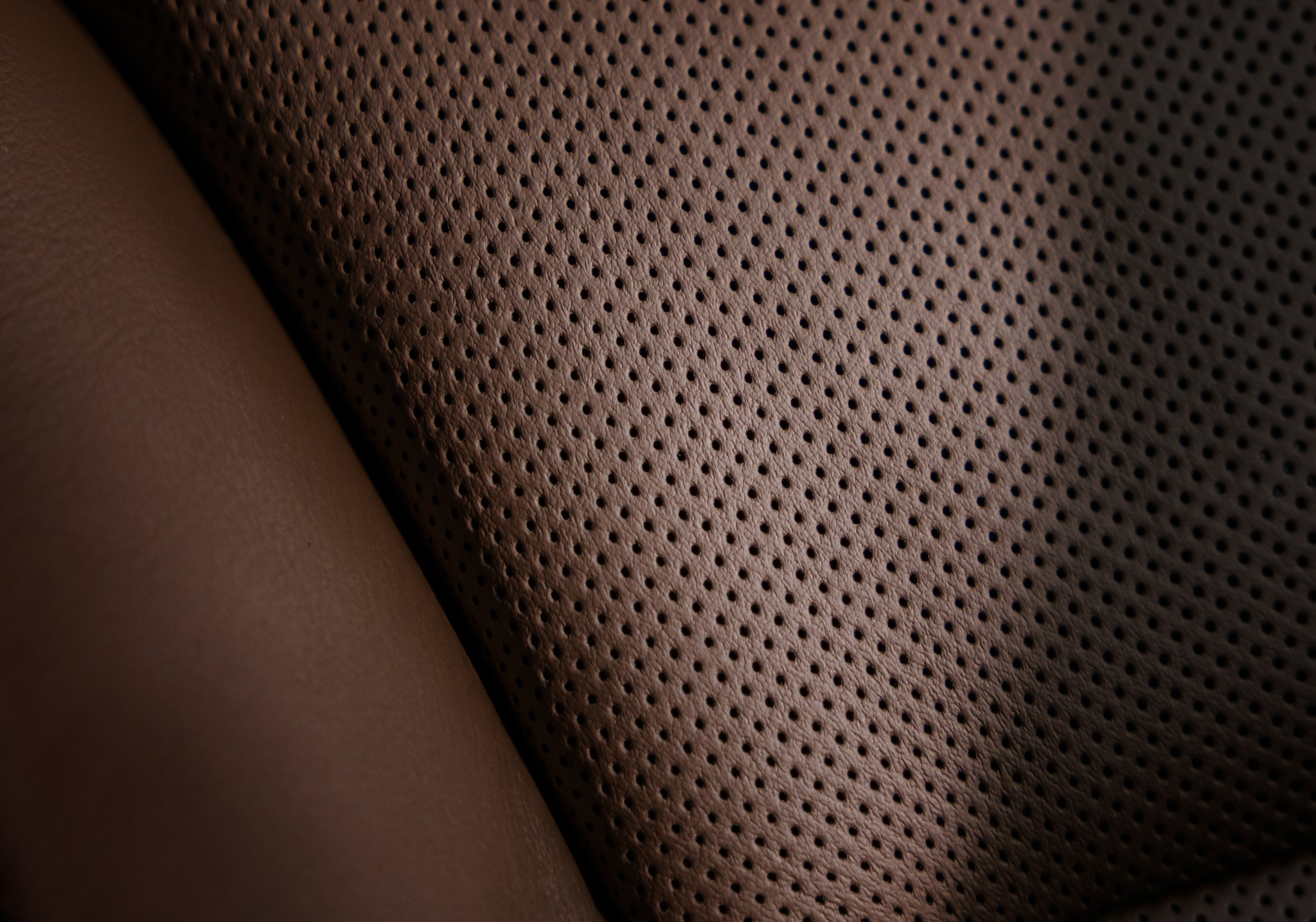 Un détail est présenté des sièges en cuir haut de gamme du Lincoln Aviator Ultra 2025