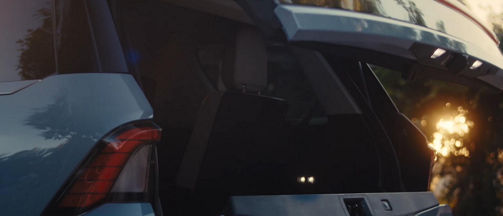 La puerta dividida Lincoln abierta muestra la amplitud del área de carga