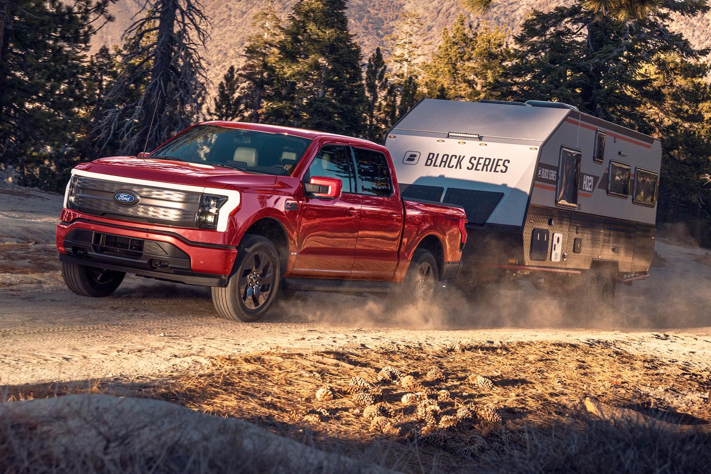 Un F-150 Lightning tracte une remorque sur une route de montagne.