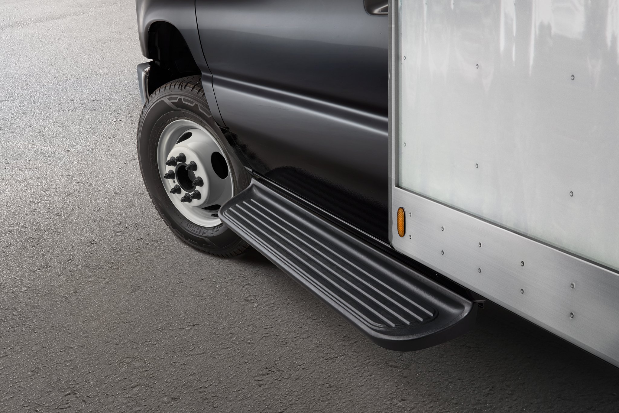 Gros plan sur les marchepieds en option du fourgon tronqué Ford série E 2025