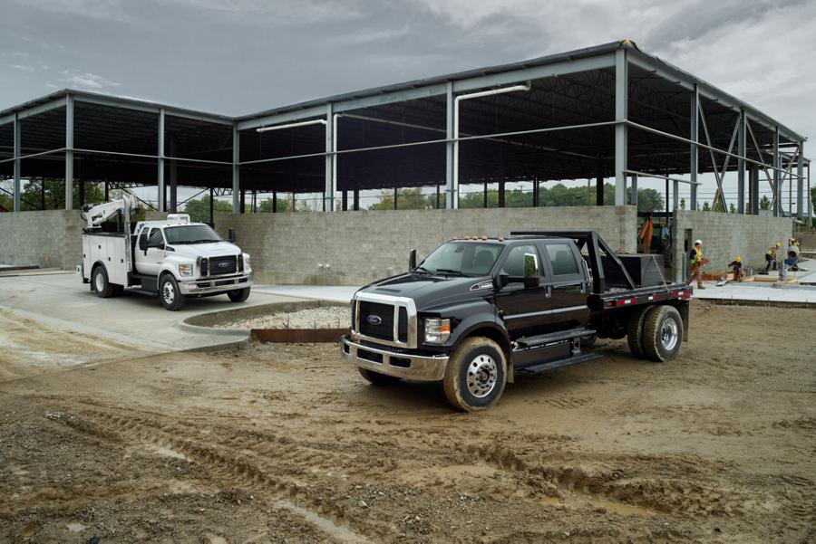 Ford F-750 2025 à cabine double avec aménagement en blanc Oxford et Ford F-750 2025 à cabine six places avec aménagement en noir agate sur un chantier