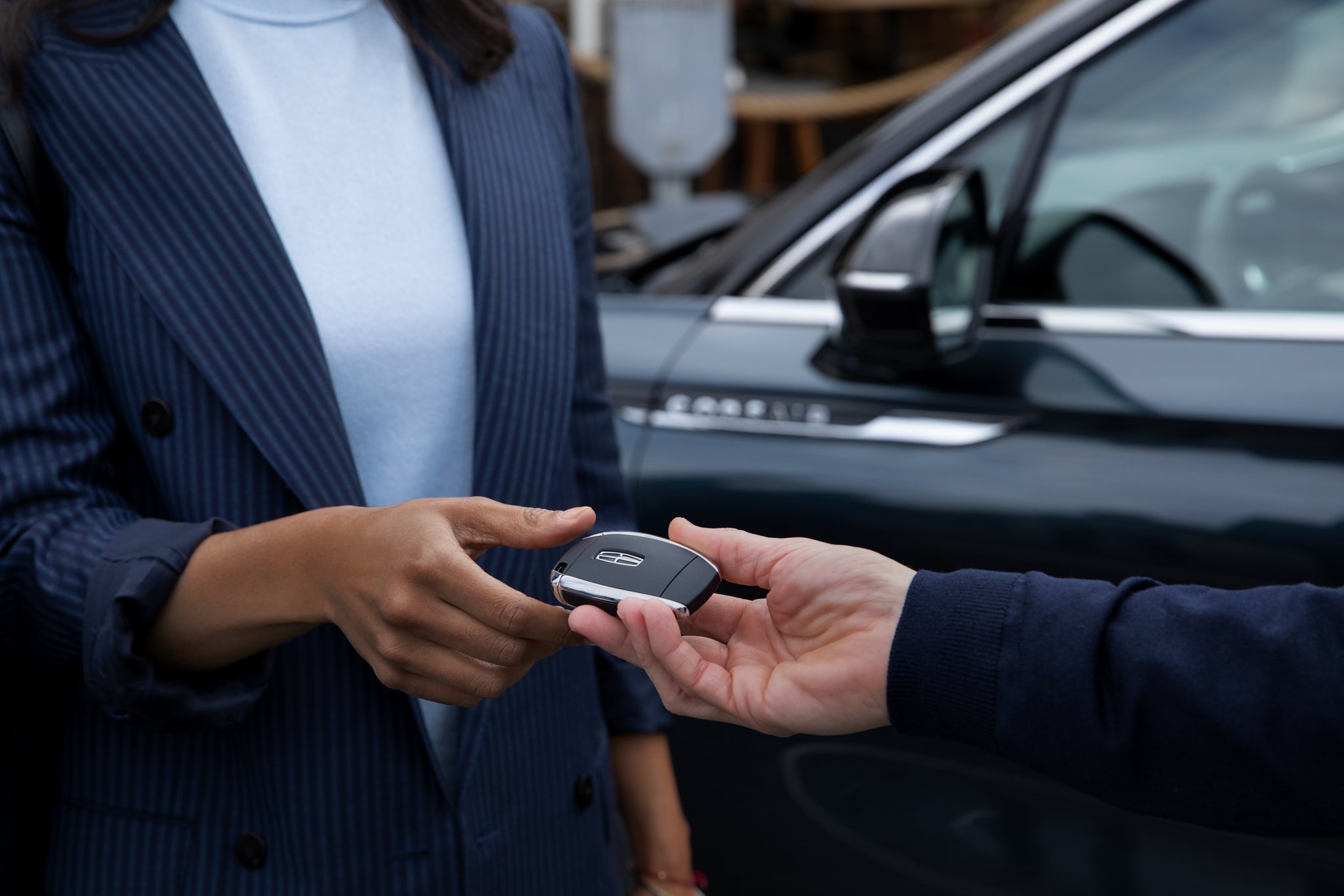 A Lincoln representative hands a customer a set of keys