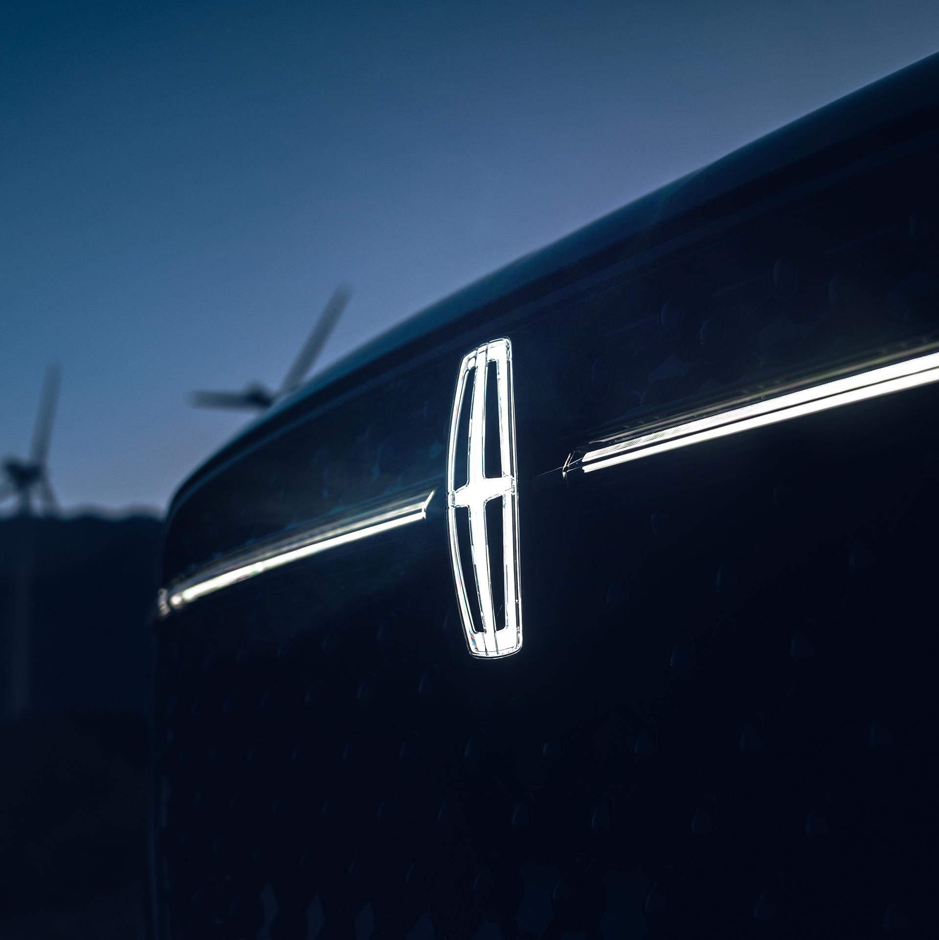 The Lincoln Star logo is in the center of the grille of a 2026 Lincoln Nautilus® SUV