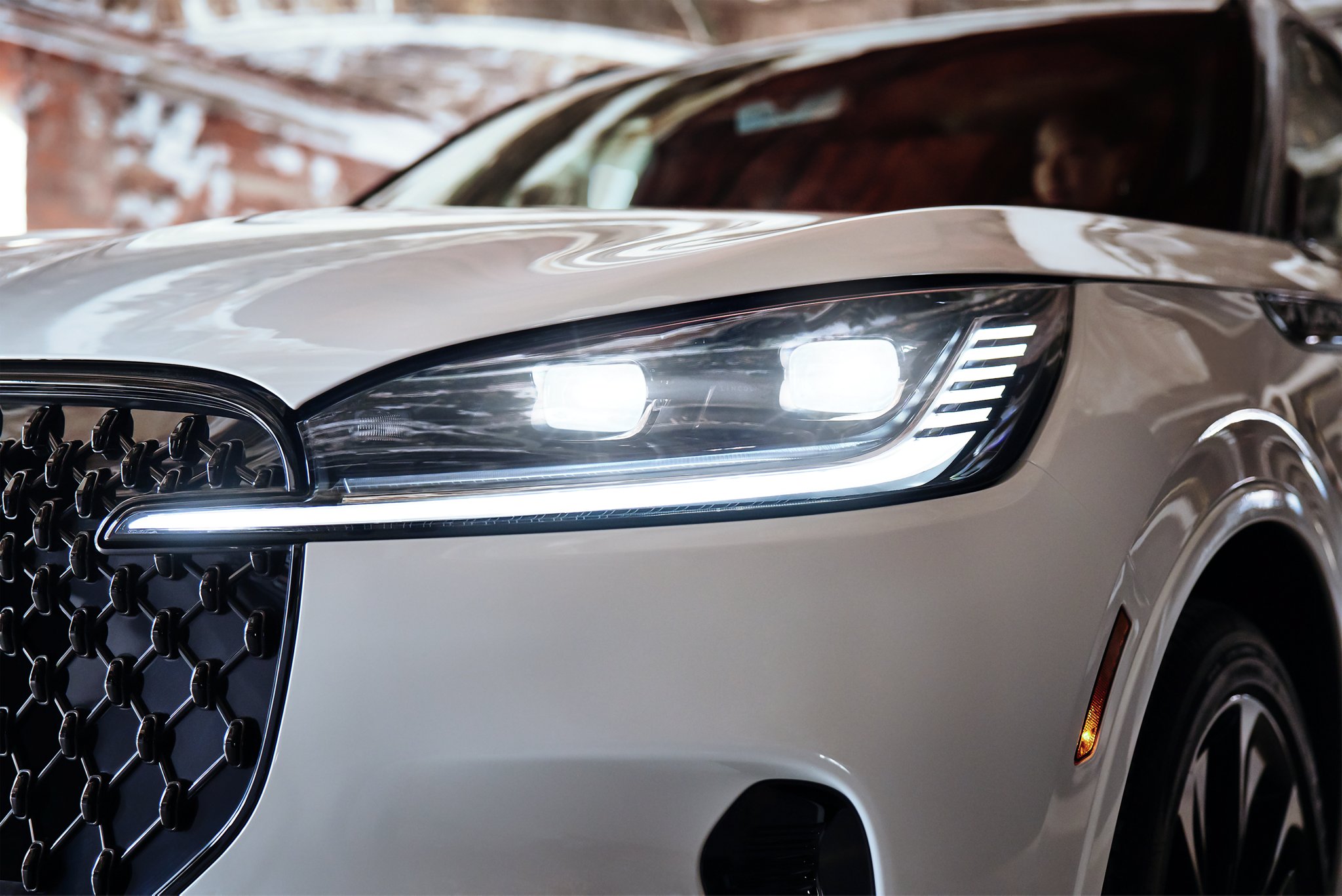 Le phare avant gauche d’un Lincoln Aviator 2025 est illustré