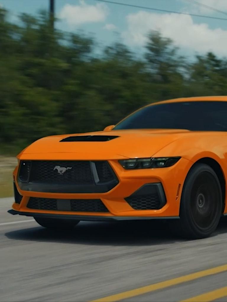 Un auto Ford Mustang® 2026 andando por una carretera