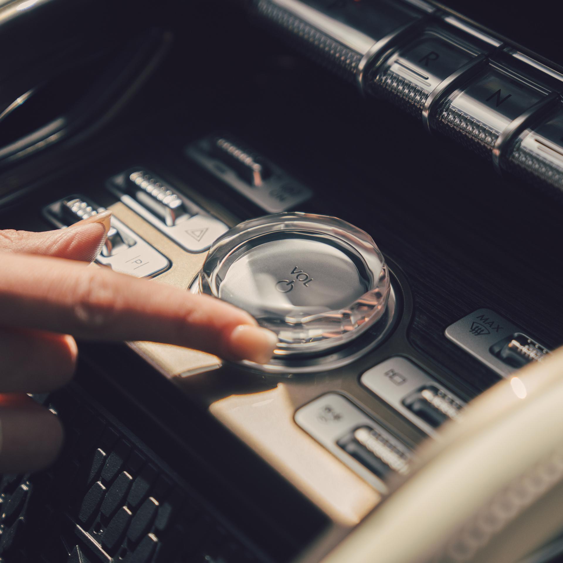 The crystal-inspired volume knob of a 2026 Lincoln Nautilus® SUV in the center console