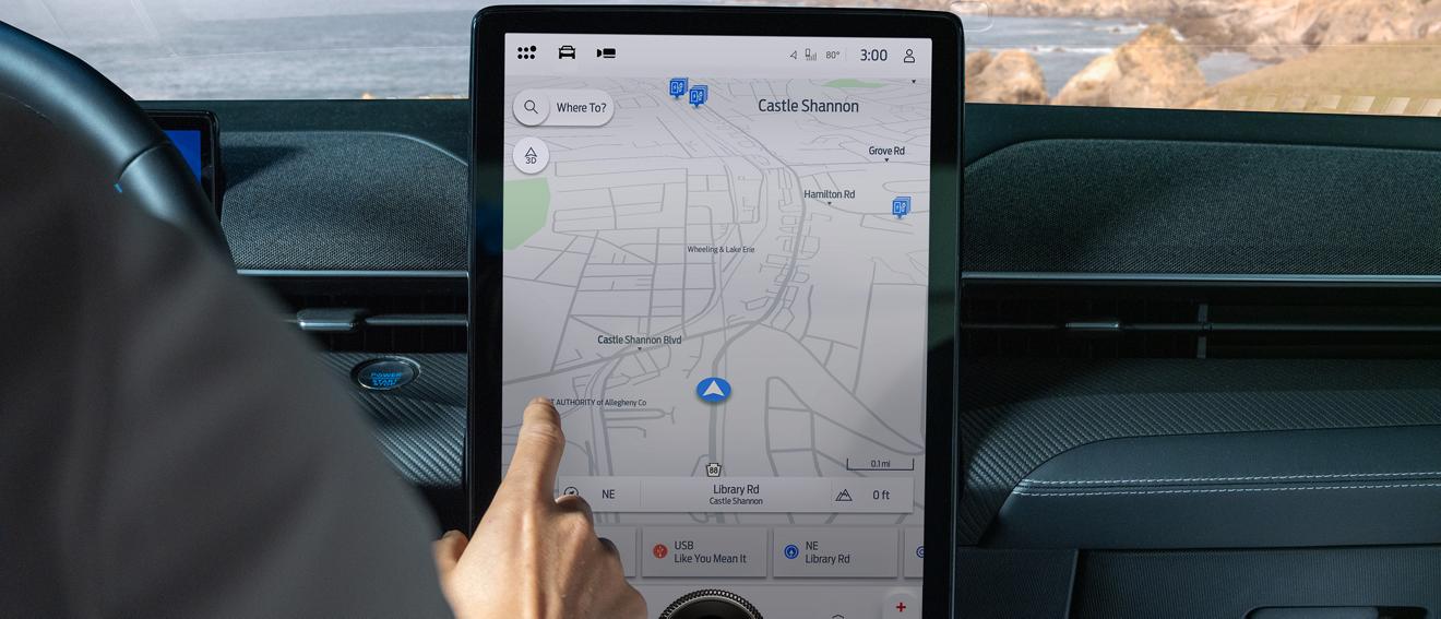 se muestra el Sistema de Navegación Conectada Ford en la pantalla central de un Ford vehículo