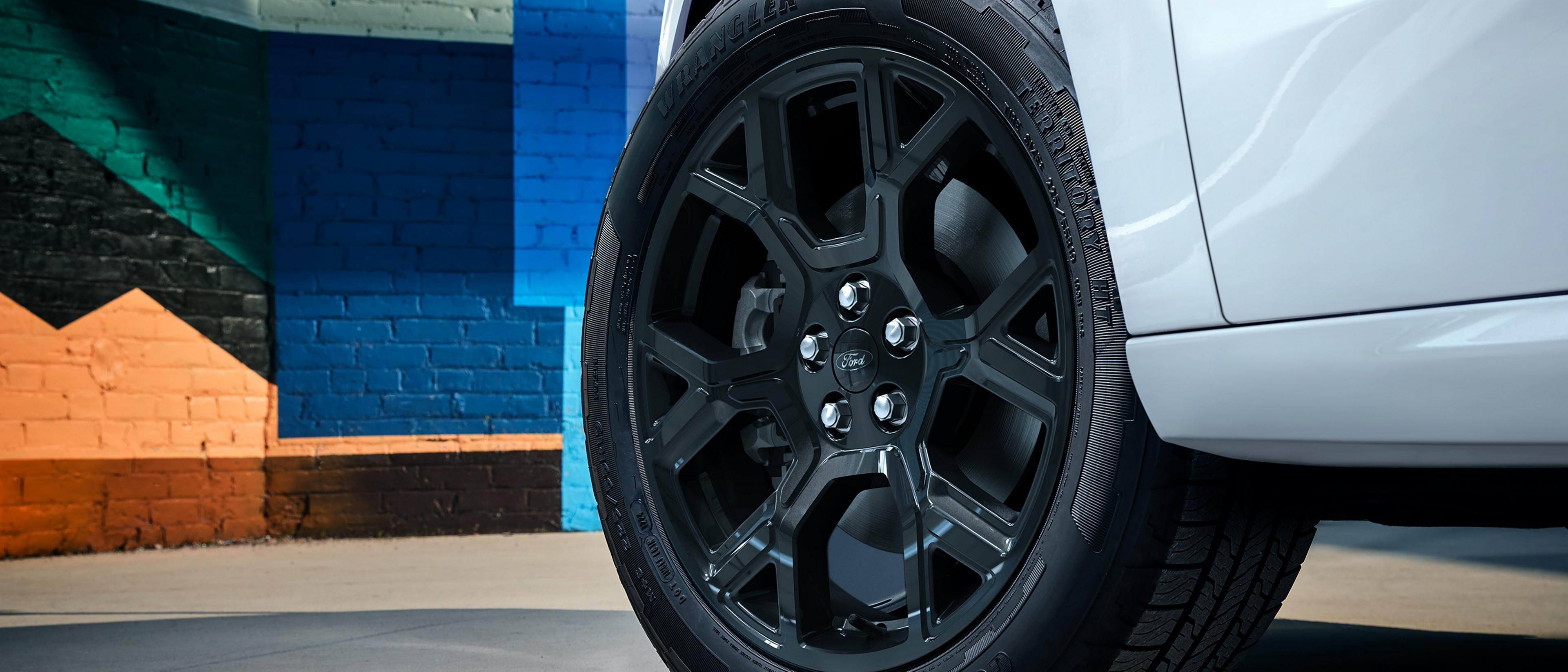 Close-up on the available 19-inch spoke wheel of a 2026 Ford Maverick Lobo™ model in Space White