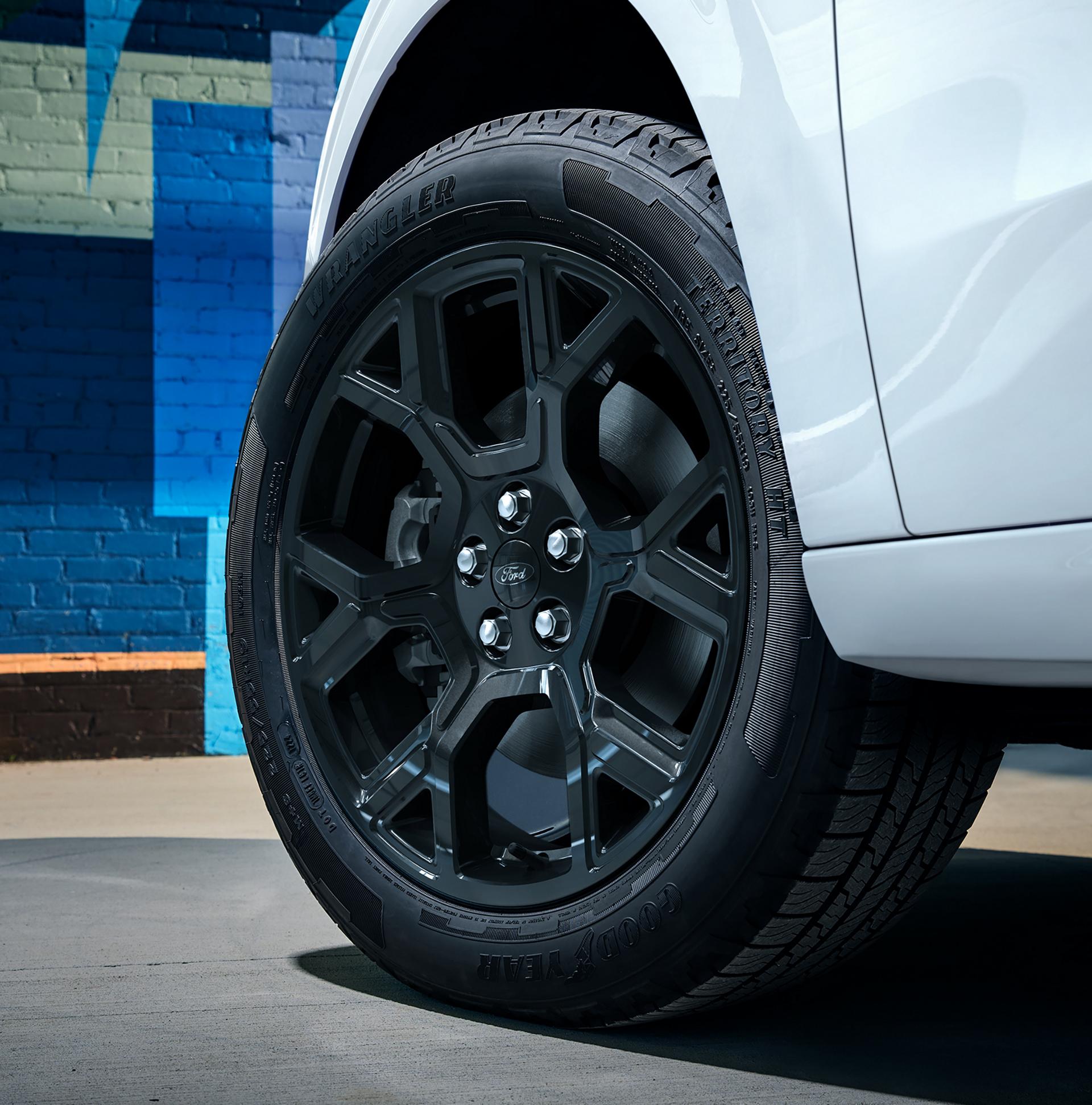 Close-up on the available 19-inch spoke wheel of a 2026 Ford Maverick Lobo™ model in Space White