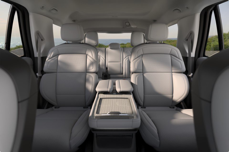 Un jeune garçon met sa ceinture de sécurité assis dans la troisième rangée d’un Lincoln Navigator 2025