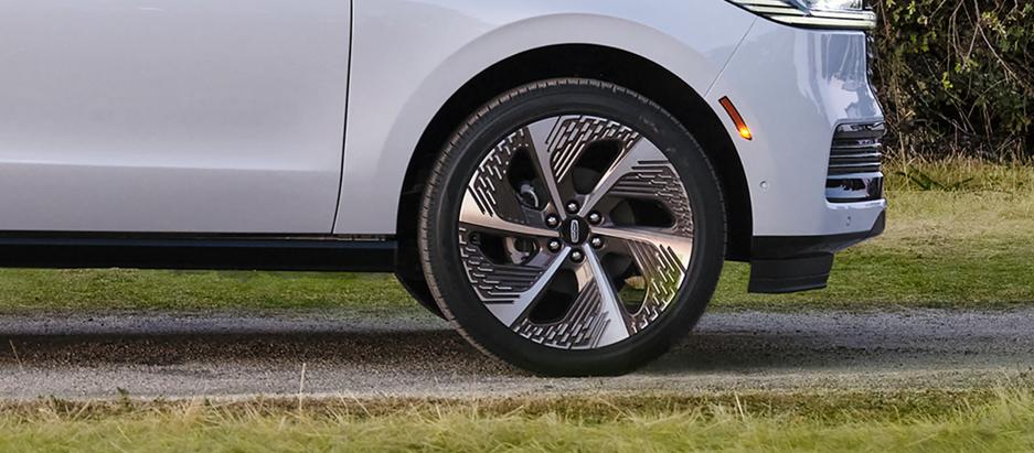 The unique wheels of a 2025 Lincoln Black Label Navigator® SUV with the Atmospheric theme