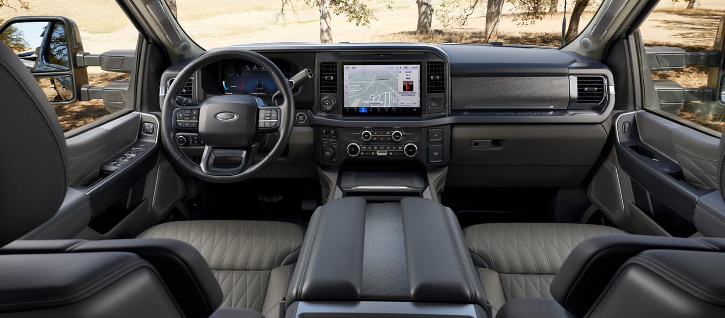 Intérieur d’un Ford Super Duty® F-250® XLT 2025 en ardoise foncé