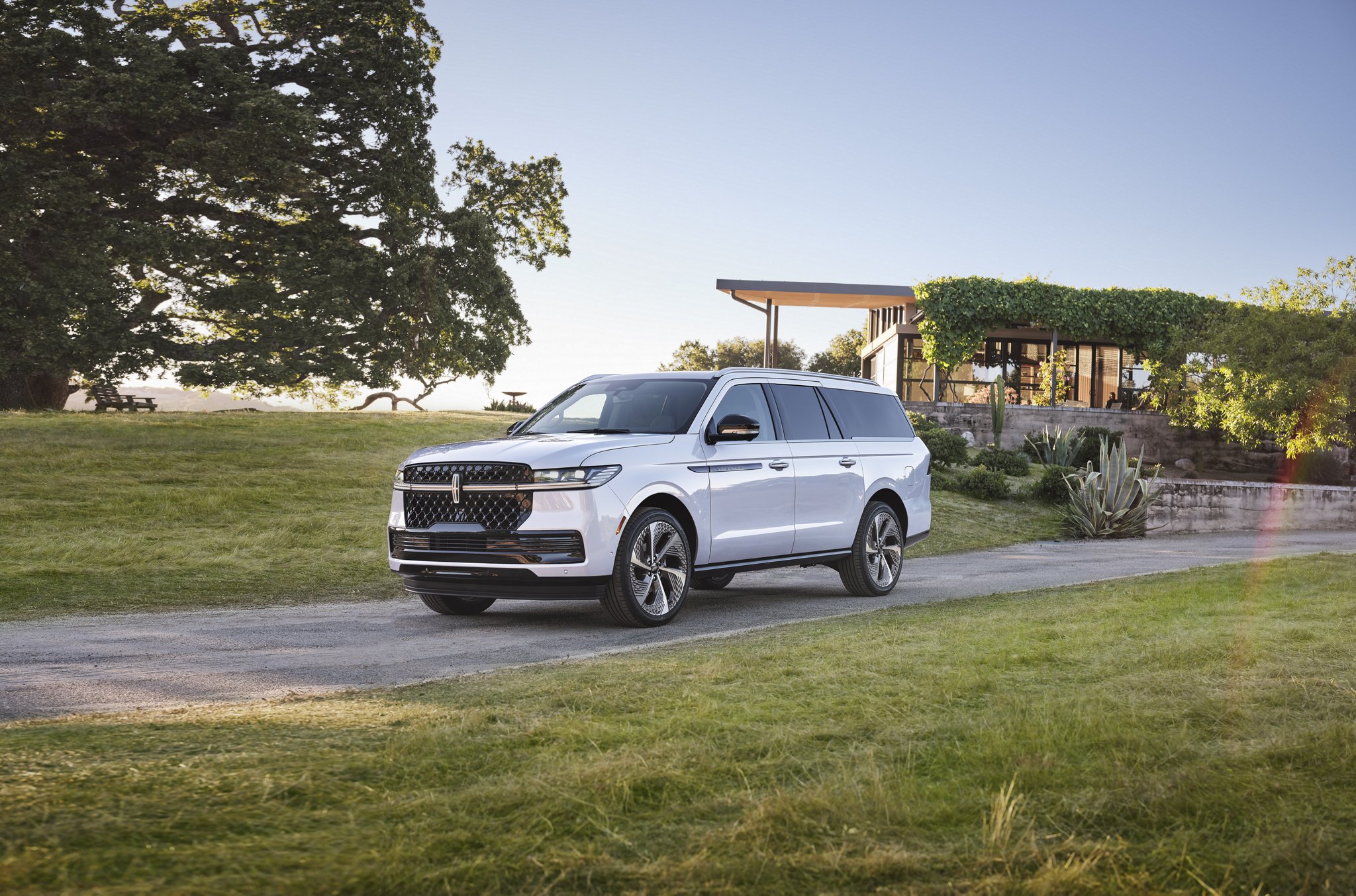 Una SUV Lincoln Black Label Navigator® 2025 estacionada en un camino de entrada