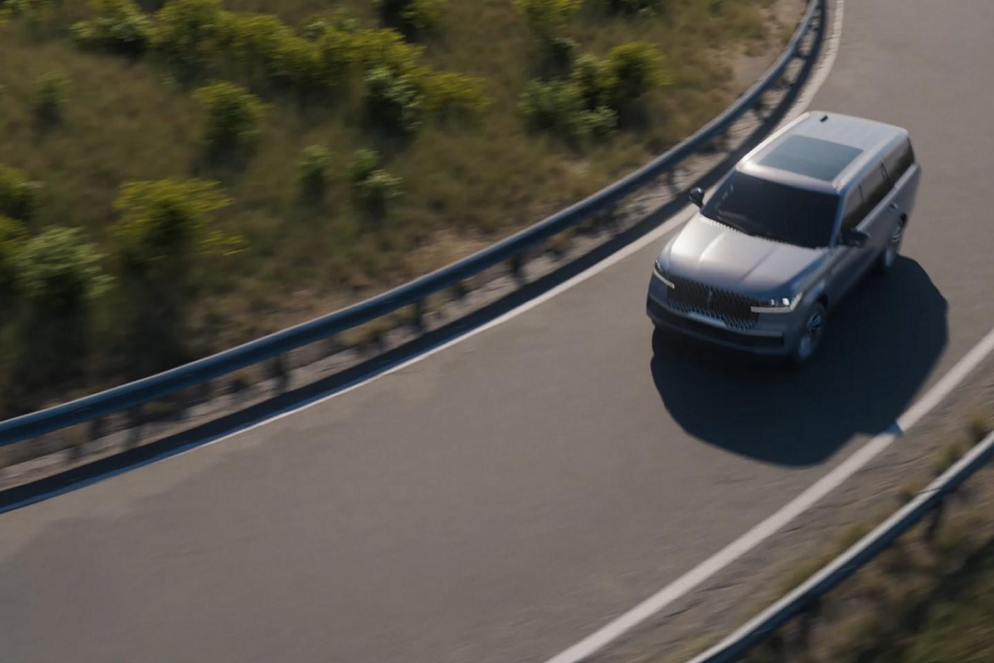 Una SUV Lincoln Navigator® 2025 utiliza una rampa de entrada a una autopista de una zona azul, donde es posible conducir con manos libres