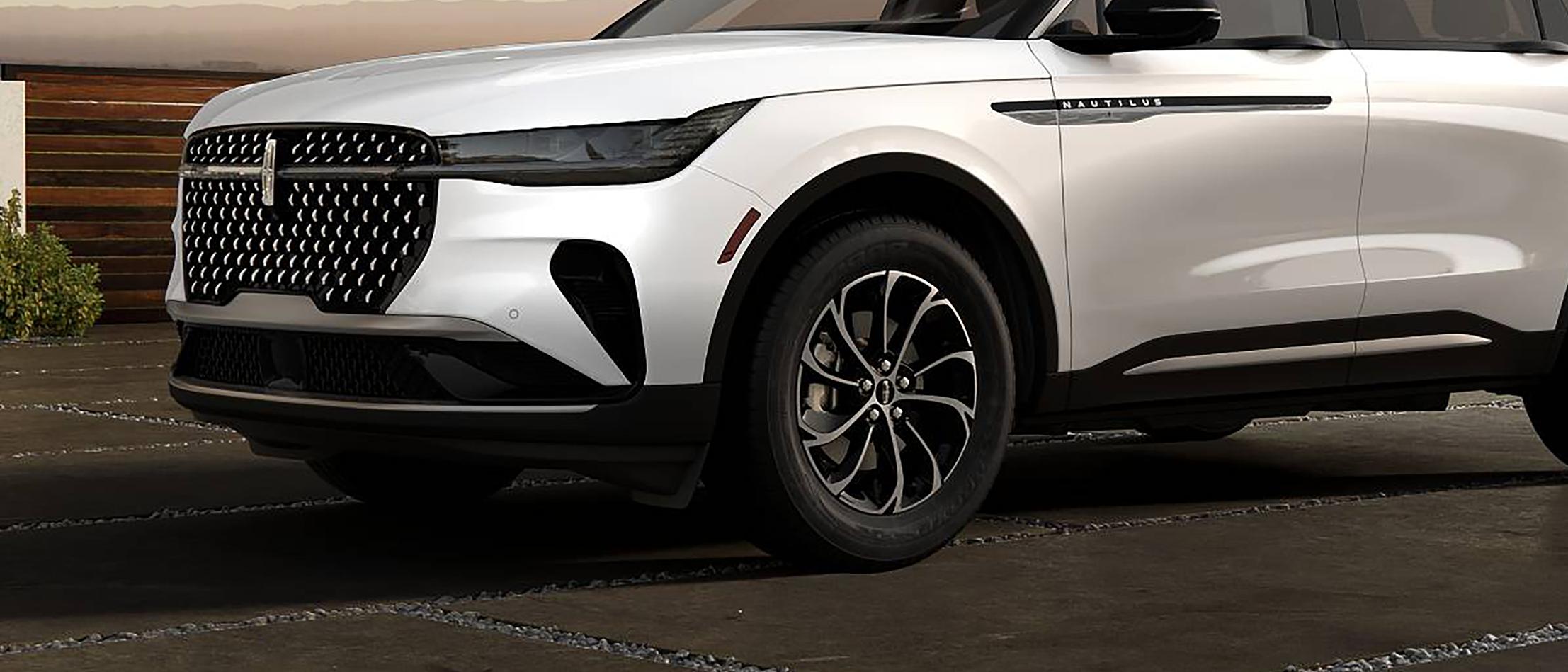 Standard 19-inch wheels on a 2026 Lincoln Nautilus® Premiere model