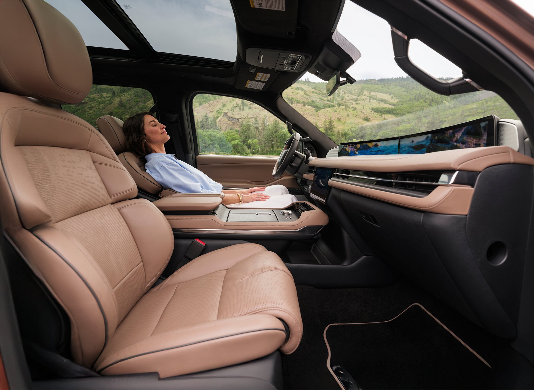 Une femme profite de l’expérience Lincoln Rejuvenate assise dans un VUS Lincoln Navigator 2025 stationné