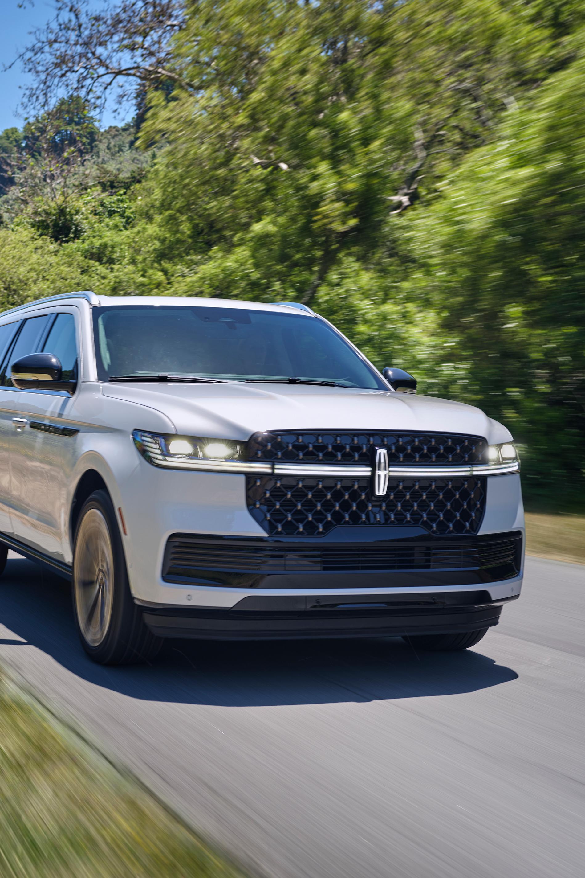 Una SUV Lincoln Navigator® 2026 circulando por un camino rural