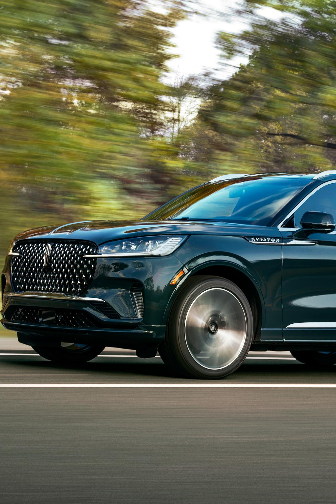 Un Lincoln Aviator Black Label 2025 est conduit sur une route de campagne.