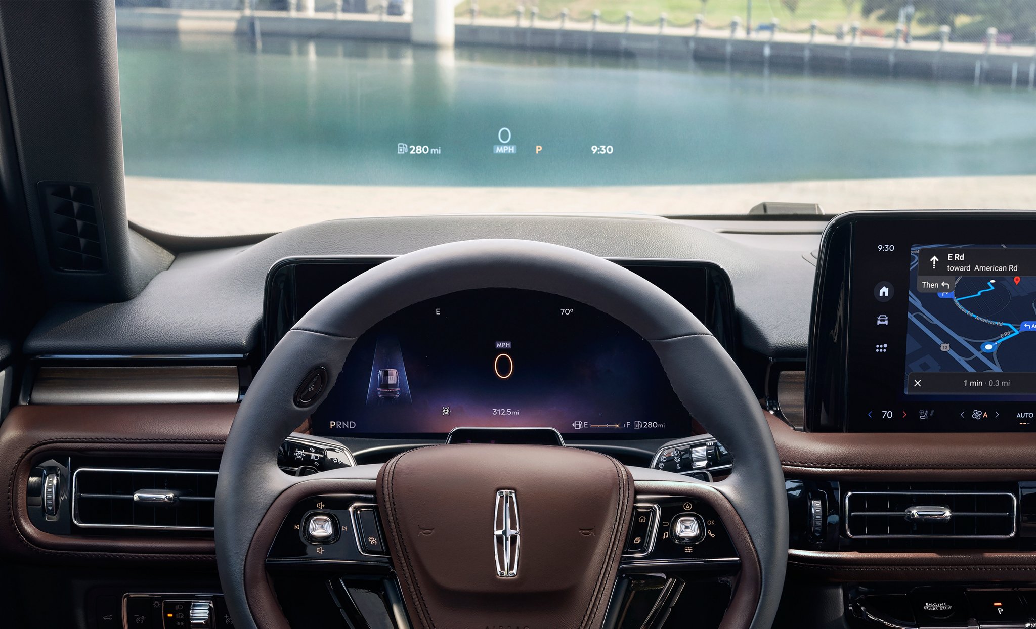 Le tableau de bord du Lincoln Aviator 2025 montre un affichage tête haute