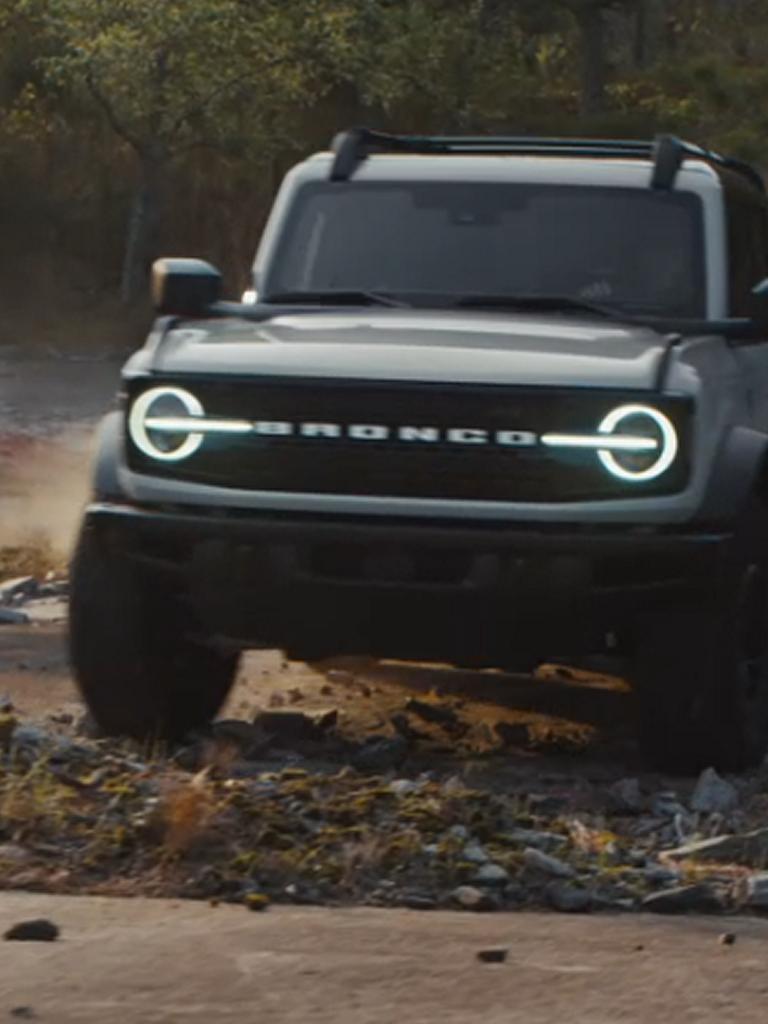 Una SUV Ford Bronco® 2026 andando en modo todo terreno