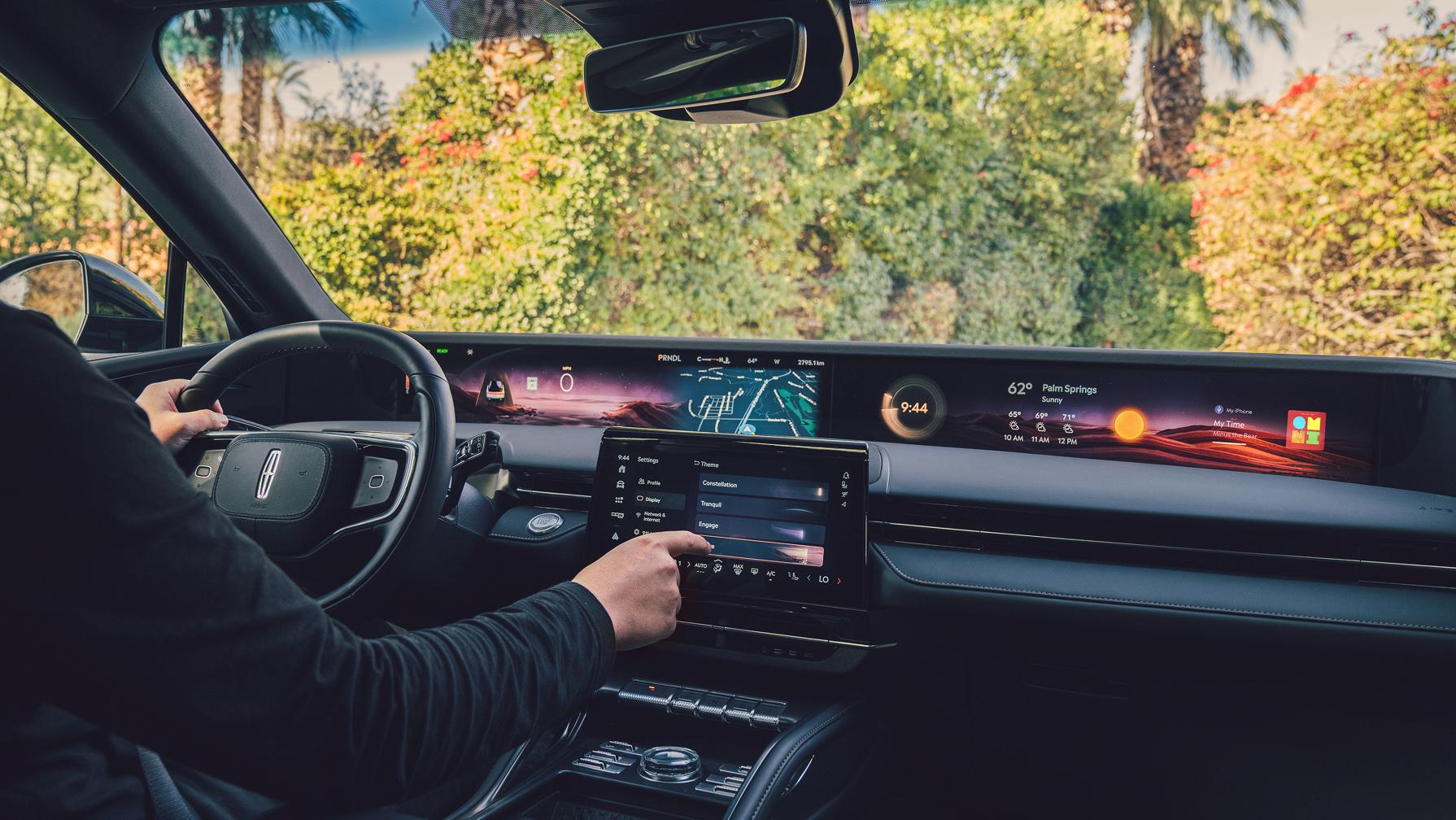 The interior of the Lincoln Nautilus® SUV