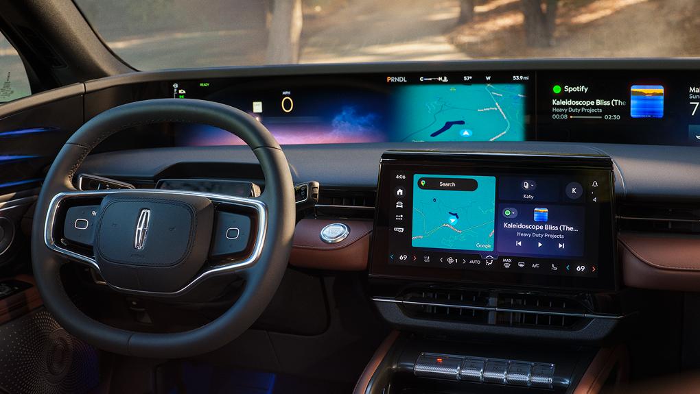 The center-stack and panoramic displays of the Lincoln Nautilus® SUV show navigation maps.