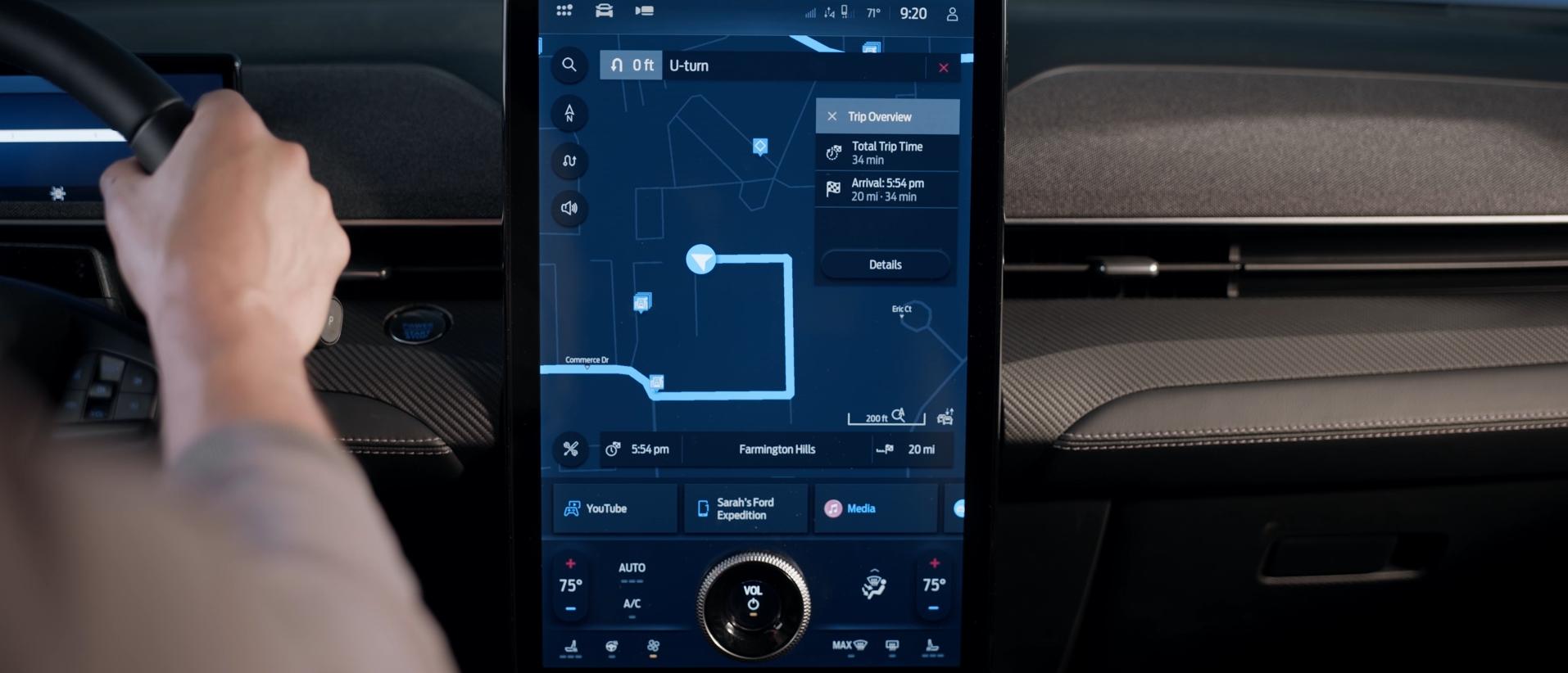 se muestra el Sistema de Navegación Conectada Ford en una pantalla central