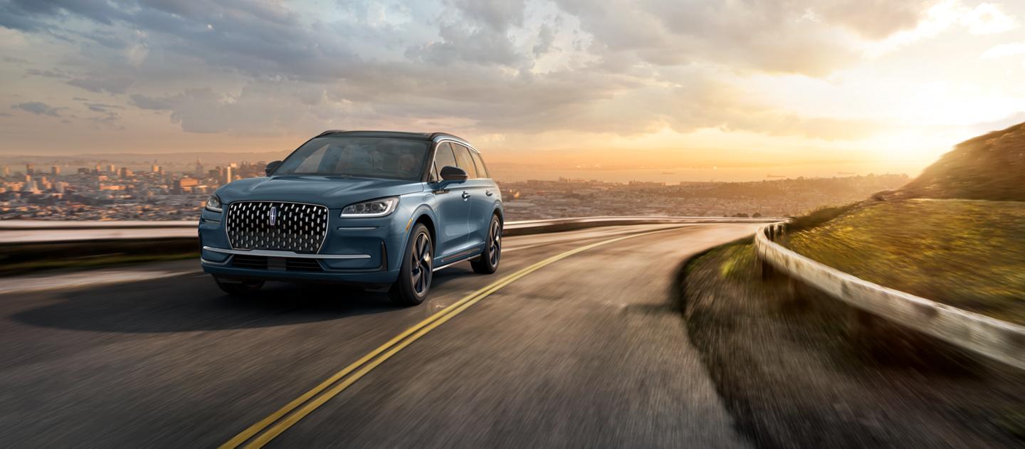 Un modèle hybride rechargeable Lincoln Corsair Grand Tourisme 2026 circulant sur une route de montagne