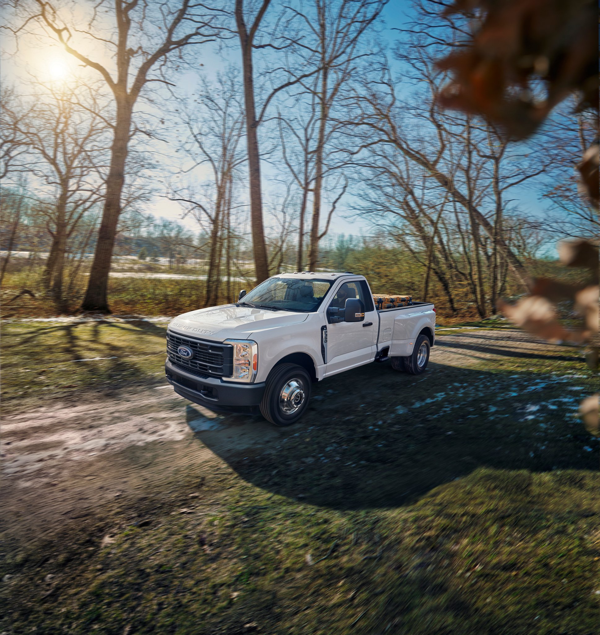 Ford Super Duty® F-350® XL 2025 couleur blanc Oxford stationné sur un chemin de terre