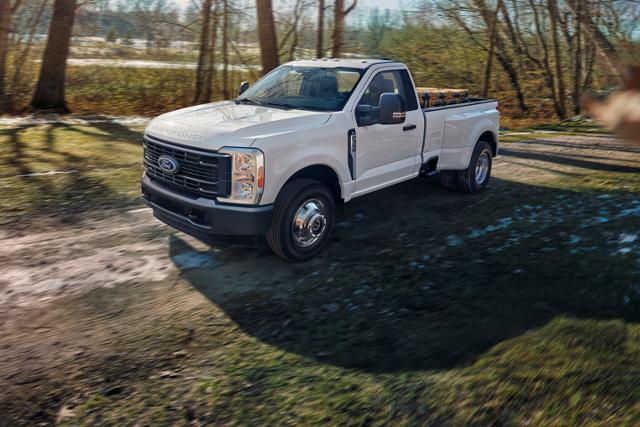 Ford Super Duty® F-350® XL à RAJ 2025 en blanc Oxford circulant sur un chemin de terre