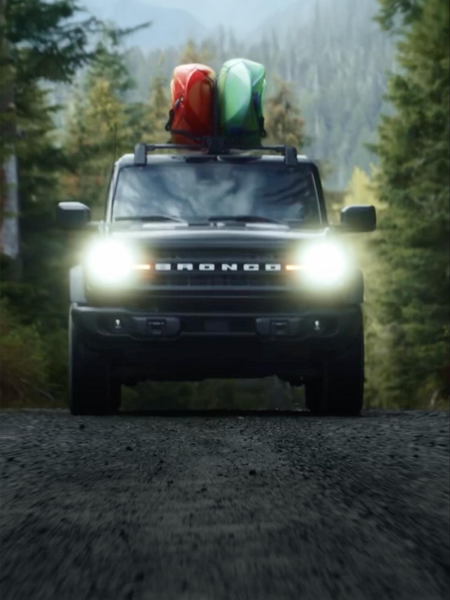 VUS et voitures Ford roulant sur différents types de terrain