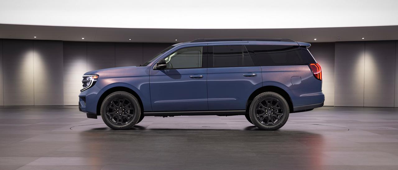 2027 Ford Expedition® Platinum® model with available 30th Anniversary Appearance Package in Blue Ember Metallic